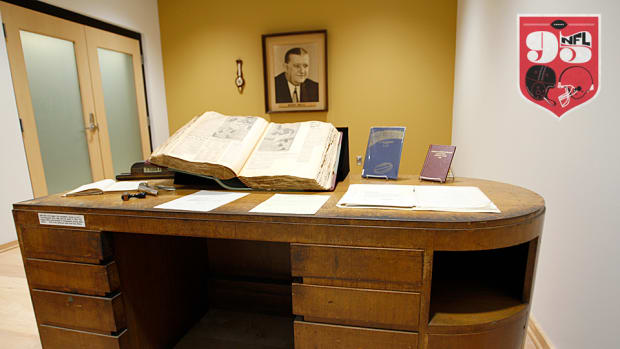 bert-bell-desk-960.jpg